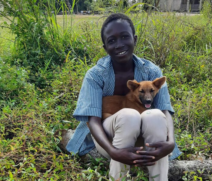 Kind mit Hundewelpen in Ghana